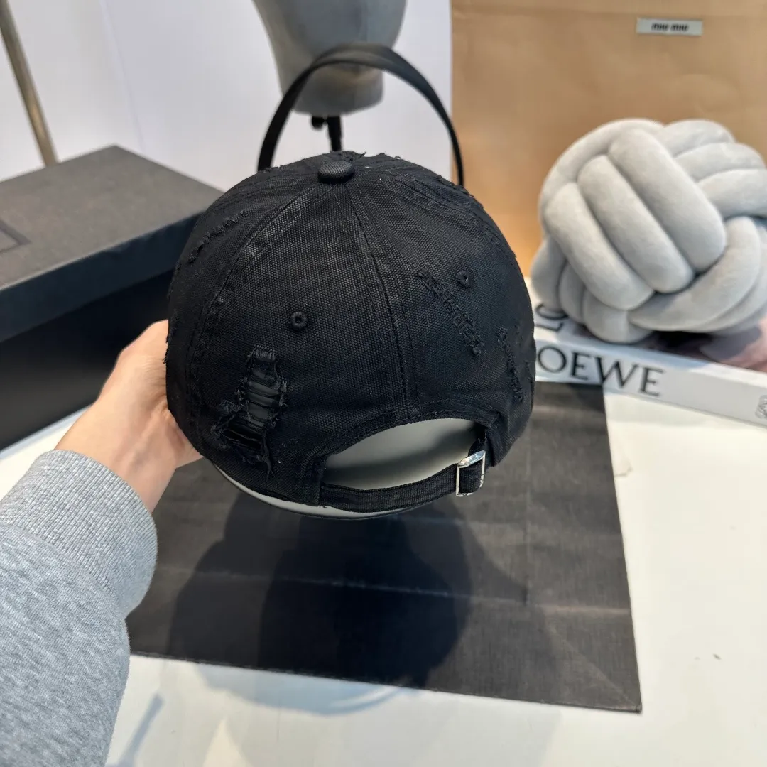 P60 Croxin's new ripped washed cotton baseball cap, a personalized and fashionable style, casual with a cool feel, the same style for men and women! Material: 100% cotton Head circumference: 56-58cm available